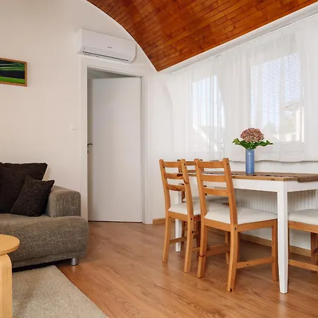 Domcek Pri Lesoparku *